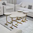 طاولة دائريه مع بناتها