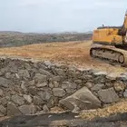 بكلين الا اجار وبنيان حجر وقص ارضي وحفر خزانت وحفر البير ال