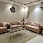 كنب فاخر باللون الوردي