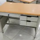 مكاتب حديد   طاولات مدرسيه   كراسي محاضرات