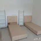 سريرين نفر مع مكتبتين رفوف