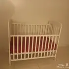 سرير اطفال خشب بعجلات بمرتبة