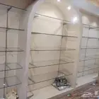 زجاج نظافه جداا فيه منه مقاسات كتير مع أغراض اغرها تصلح لمحل