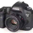 الكاميرا كانون 5 D مارك تو فل فريم صنع يابانيه نظيفه أعراضها