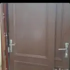 عندنا ابواب خشب مستخدمه وابواب والمنيوم للبيعه