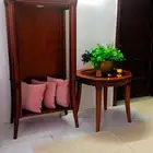 طاولة خشبية مع دولاب تحف
