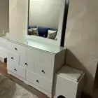 تسريحة بمراية مع كرسي