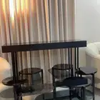 مدخل مع 5 طاولات خدمة