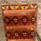 رسم يدوي على خشب بشكل قديم يحاكي باب درعيه القديم