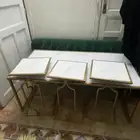 طاولة كبيرة مع ثلاثة طولات صغيرة