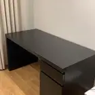 مكتب من ايكيا استعمال شهر واحد نظيف ولا يوجد اي خدوش