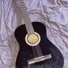 قيتار نظيف مع أوتار إضافية ومعاه كابو آسود وشنطة حقه