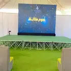 شاشات عرض اضاءة مسرح. خشب وقزاز. سماعات.
