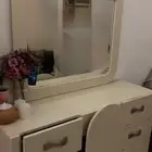 خزانة وتسريحة