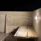 سرير نوم ودولاب ملابس وأدراج