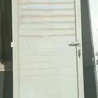 4ابواب خشب للبيع و 3 أبواب الألمنيوم للبيع وبحالة جيدة والسع
