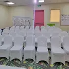 كراسي مع تلابيس ابيض للايجار