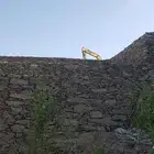 بناء جدران حجر.