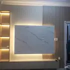 فني تركيب بديل خشب وبديل رخام وديكور شاشه مع الاناره مع الرف