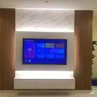طاوله مع ديكور شاشه مع الاناره مع بديل خشب مع ورق جدران من ت