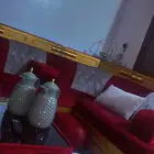 الكنب فخم من الأخر اي ظيف يجيني يسألني عنه.