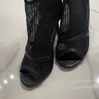 كعب نسائي اسود مستخدم