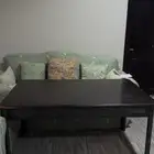 طاوله مع كرسيين