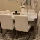 طاولة 8 كراسي مع شوفونيره جديدة جدا   ب 5 الالف قابل للتفاوض