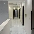 هناك خمس غرف وصالة وثلاث حمامات