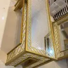طاولة مع مرايه