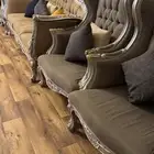 كنب للبيع مع الستارة والطاولة والسجاد