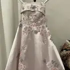 فستان جديد ما انلبس