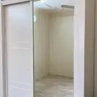 دولاب ملابس نظيف بمرايه كبيره   تسريحه وستائر سحب