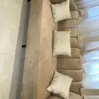 كنب للبيع شبه جديد لاني والله ماستعملته بس مره وطاولات