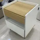 كمودينه او طاولة سرير جانبية