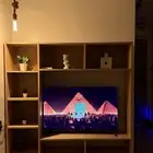 طاولة تلفزيون وتلفزيون