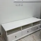 مكتبة كتب وطاولة تليفزيون