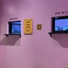 كوفي بجميع أغراضه.