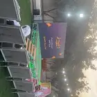 شاشات مسرح خشب وقزاز. سماعات. دي جي