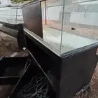 طاولات خشبية وقزاز