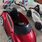 سيارة أطفال حمراء