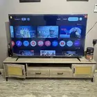 شاشة 65 بوصه مع الطاوله