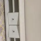 طاولة تلفزيون بيضاء