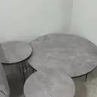 طاولة دائرية كبيره و عدد 4 خدمه