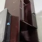 مكتب مع كرسي و طاولين وطابعة