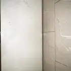 طاوله مافيه حاجه ونضيفه جدا الموضح في الصوره