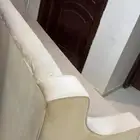 كنب وطاولة تلفزيون