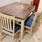طاوله للبيع مع 6 كراسي شاريه من هوم بوكس