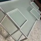 طاولة نظيفه مرا شبه جديده مع اربع طاولات خدمه