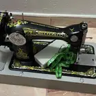مكينة خياطه يدويه لاتشكو من اي شي جديده ناقصها زيت فقط